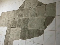 水泥砂浆贴砖隐患多,雨虹无尘瓷砖胶安全又可靠