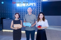 潮这儿看|新浪主编团走进中国建博会(广州)潮探锦上宅入户门