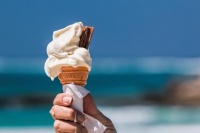 雪糕冰淇淋“偷袭”又“扎心”怎样实现夏日冰饮自由?