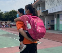 脐带绕踝导致终生无法行走 土巴兔公益团队为深圳“爬行女孩”做便捷改造