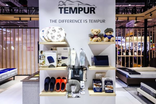 图片包含 室内, 桌子, 照片, 不同 AI 生成的内容可能不正确。