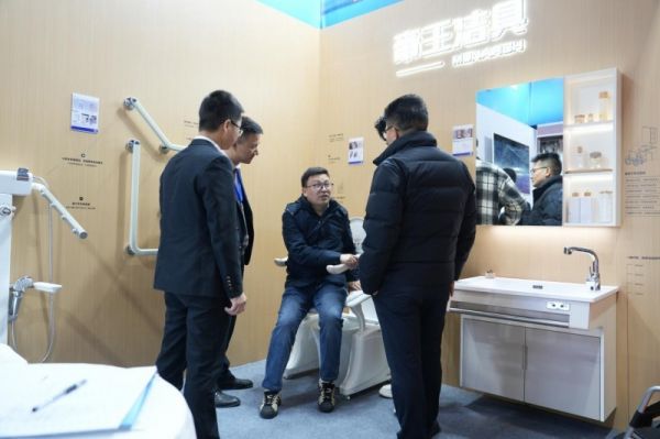 参观者现场体验帝王洁具电动升降坐便扶手